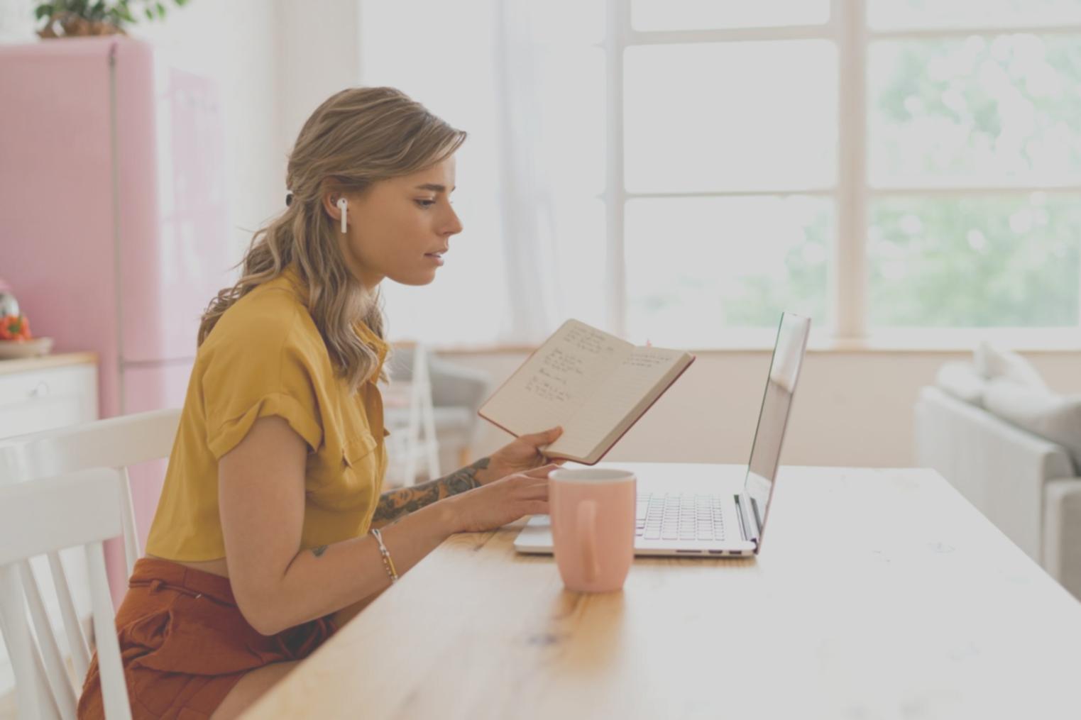 Laptop-Ansicht eines Online-Workshops mit aktiven Teilnehmern in Videokonferenz