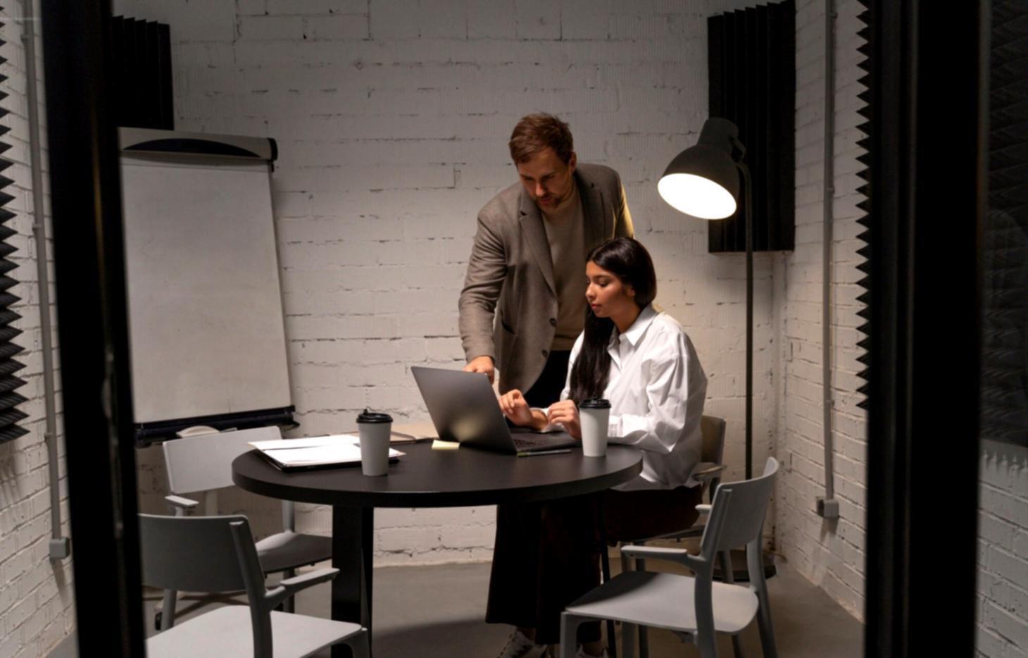 Arbeitsplatz mit Finanzunterlagen und Taschenrechner